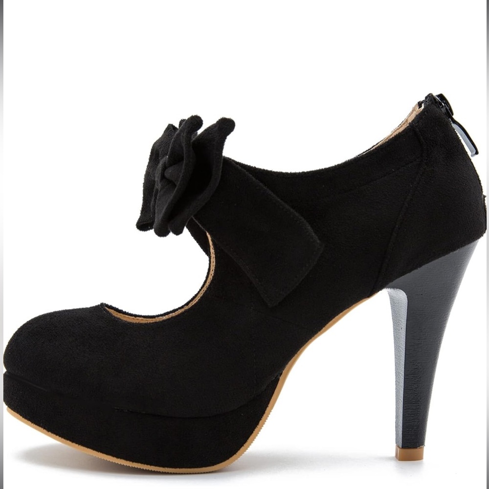 Woman’s Mary Jane Heels with Bow. Size 7.